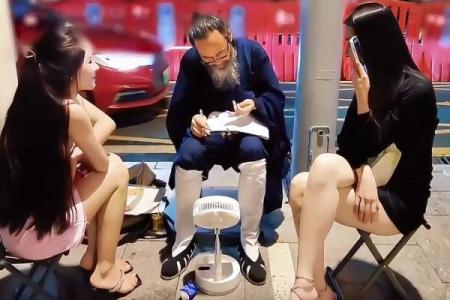 算命先生让我今年避开丧事