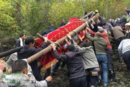 土葬与骨灰葬墓地风水埋葬讲究