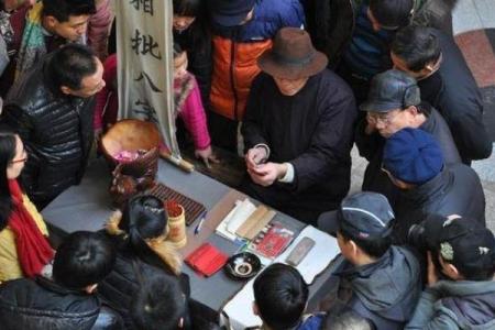 女子去算命，询问婚姻，算命先生：你的丈夫还没有出生