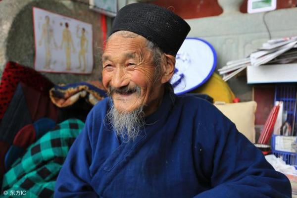 表姐拿着我和堂妹的生辰八字去算命，结果却被算命的骂了！