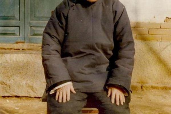 你见过哪些八字很硬的人？据说我妈已经是这老太太送走的第六个了