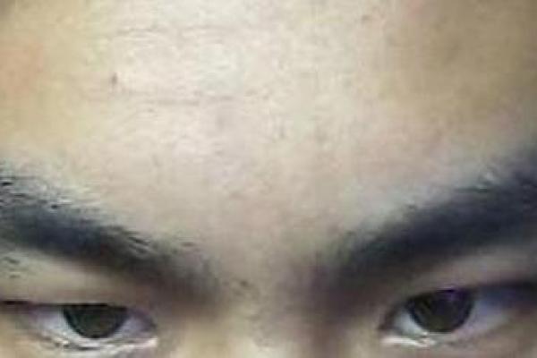 八字眉眉尾下垂的男人