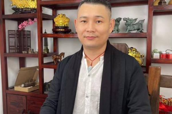 大街上的算命老师叫什么